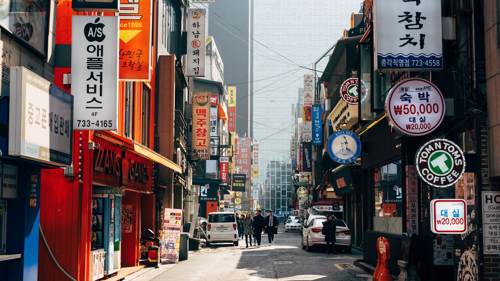 간판이 켜진 거리